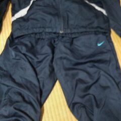 断捨離中　ウインドブレーカー（だと思います）