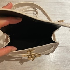 白バック　肩掛けひもあり　ほぼ新品の画像