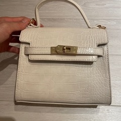 白バック　肩掛けひもあり　ほぼ新品の画像