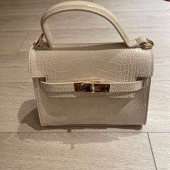 白バック　肩掛けひもあり　ほぼ新品