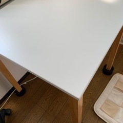 テーブル椅子セットの画像
