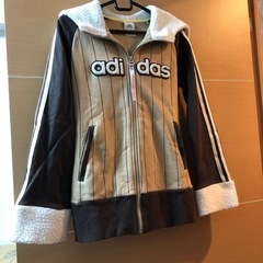 アディダス フードつきジャンパー