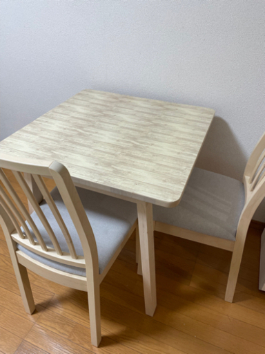 IKEAのイスとニトリのテーブルセット