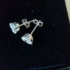 ダイヤ風ピアス三点セット 現金です。の画像