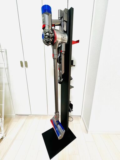 【中古・美品】2018年購入 ダイソン Dyson V8 Fluffy+ 高級スタンド付き  ※引取り限定