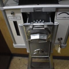 千円ガチャ本体【現行千円札専用】鍵付きの画像