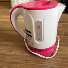 電気ケトル　ピンク色