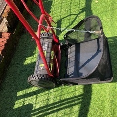 手押し芝刈り機とメンテナンス道具の画像