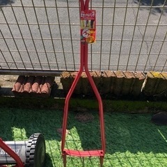 手押し芝刈り機とメンテナンス道具の画像