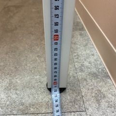 小さめダイニングテーブルと椅子一脚の画像