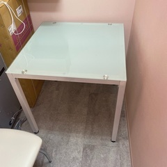 小さめダイニングテーブルと椅子一脚