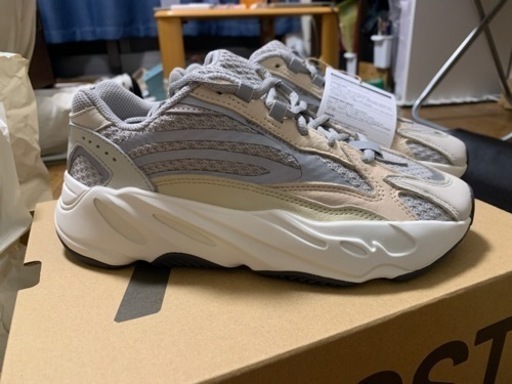 アディダス イージーブースト700 V2 クリーム