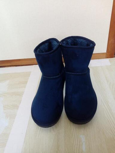 超美品♦️超超超激安♦️とても暖かいボアハーフ靴♦️状態良好おすすめ♦️Lサイズ26㌢♦️男女兼用大丈夫です♦️やや紺色♦️状態良好♦️軽量で暖かくふわふわ♦️これからの時季にピッタリ♦️他のフリマアプリにも載せて折りますのでお早めにどうぞ