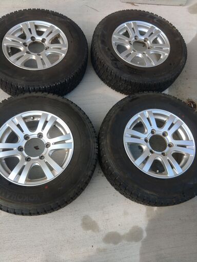 格安、NV350キャラバン等のスタッドレスタイヤ・ホイール４本セット