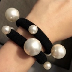 新品未　使用品　2ピースファッションパールヘアアクセ　プレゼントにも
