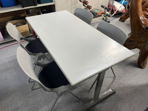 引き取り限定！OKAMURA製ミーティングデスクとUCHIDA製ミーティングチェアー4つ