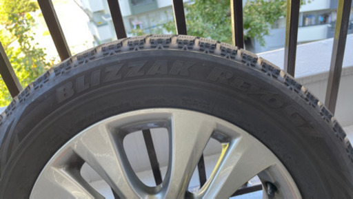 スタッドレスタイヤ 冬用　205/60R16