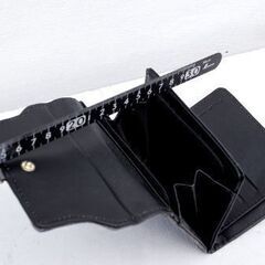 トランク型ミニバッグと財布の画像