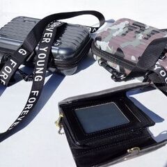 トランク型ミニバッグと財布の画像