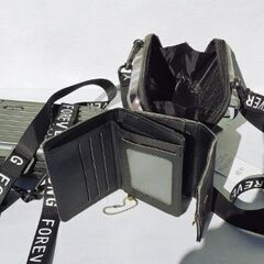 トランク型ミニバッグと財布の画像