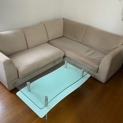 L型カウチソファとガラステーブル
