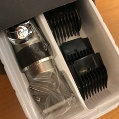 【新品未使用】電動バリカン ヘアカッター 散髪用 USB充電 安全ロック付き 超低騒音 2つのモード led電量ディスプレイ コードレス 大容量充電池内蔵 IPX7防水 水洗い可 メンズ・子供・家庭・業務用 敬老の日、父の日のギフト ばりかんの画像