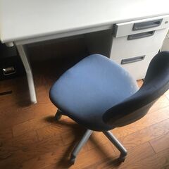 無料な机と椅子の画像