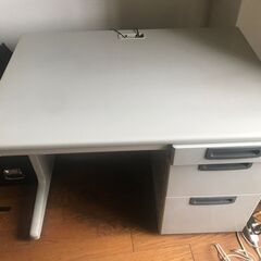 無料な机と椅子の画像