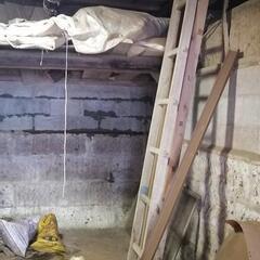 農家さんの物置　木材、木製の机、竹製のトンネル、雨戸、唐箕、防水セメントの粉、物干し台、農機具、ポリ容器、万能　等の画像