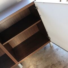 自社配送有 NITORI ガラス扉付き ローシェルフ ローボード サイドラック ブラウン ニトリ (120×75×42cm)の画像