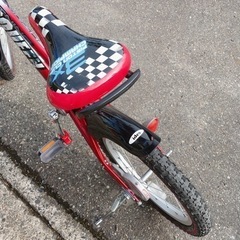 子ども用自転車✨ides✨16インチ✨カーズデザイン✨赤×黒×白✨鍵なしタイプ✨中古品✨【こちらは店舗です。浜村鹿野温泉ICから3分 買取本舗 宮本リサイクル 営業時間９～１９時 定休日水曜のみ←連絡できませんm(_ _)m】の画像