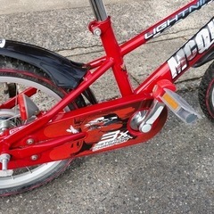 子ども用自転車✨ides✨16インチ✨カーズデザイン✨赤×黒×白✨鍵なしタイプ✨中古品✨【こちらは店舗です。浜村鹿野温泉ICから3分 買取本舗 宮本リサイクル 営業時間９～１９時 定休日水曜のみ←連絡できませんm(_ _)m】の画像