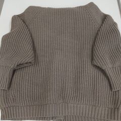 首があたたかそうなカーディガンの画像