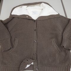 首があたたかそうなカーディガン