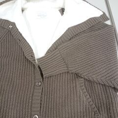 首があたたかそうなカーディガンの画像