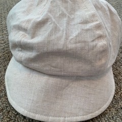 ベージュの帽子の画像