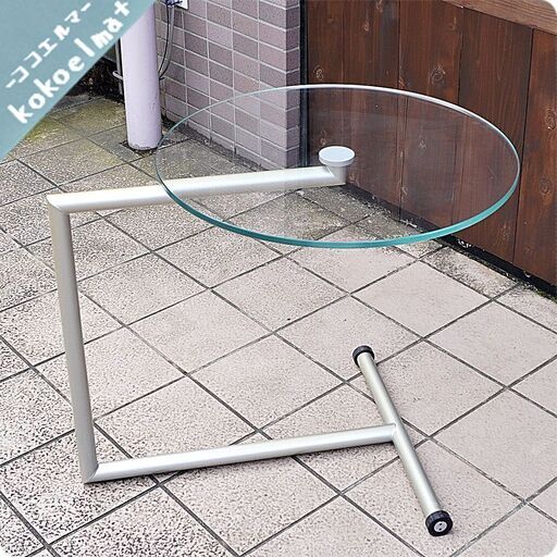 ドイツのトップブランドCOR(コア）によるガラスサイドテーブルです！ソファサイドはもちろん、ベッドサイド、飾り台にもオススメ。お部屋をスタイリッシュ空間に♪①BK113