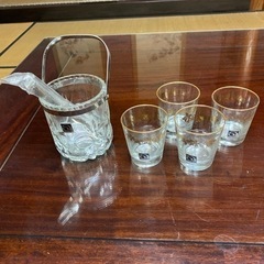 小さめのグラスとアイスペールです