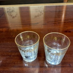 小さめのグラスとアイスペールですの画像