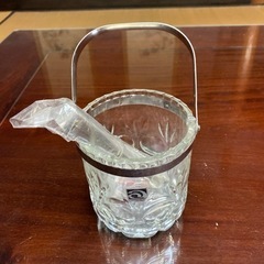 小さめのグラスとアイスペールですの画像