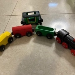 ウッドレールの汽車の玩具の画像
