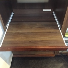 シンプルなおしゃれ食器棚の画像