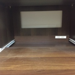 シンプルなおしゃれ食器棚の画像