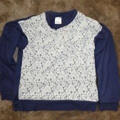子供服ガールズ　トレーナー１５０サイズ 　首元に真珠パール風の飾り付き