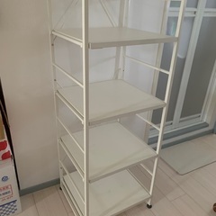 オフホワイトの棚の画像