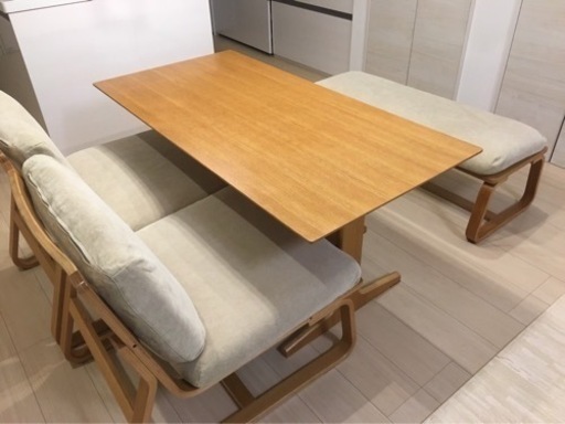リビングでもダイニングでも使えるテーブルセット　無印良品