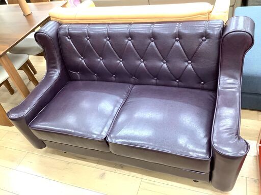 パープルカラーのシックで高級感のある2人掛けソファーです！