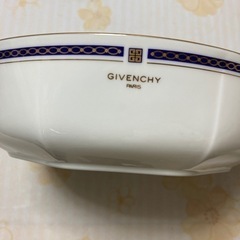 GIVENCHYの大きな深皿 パーティーにいかが？の画像