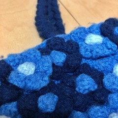 【無料★】毛糸花柄編み込みトートバッグ　青色 の画像