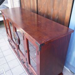 岩手の伝統工芸家具、岩谷堂箪笥 欅材を使用した漆塗りNo.404サイドボード２号新です！牡丹紋様の南部鉄器が魅力の食器棚♪モダンなデザインでご自宅の飾り棚としてや、店舗什器としてもおすすめ！BK126